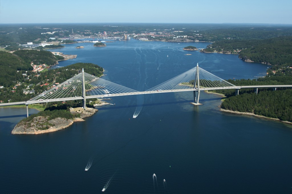 Flygfoto Uddevallabron med Byfjorden och Uddevalla i bakgrunden