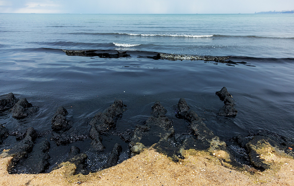 Oil spill at the Swedish west coast